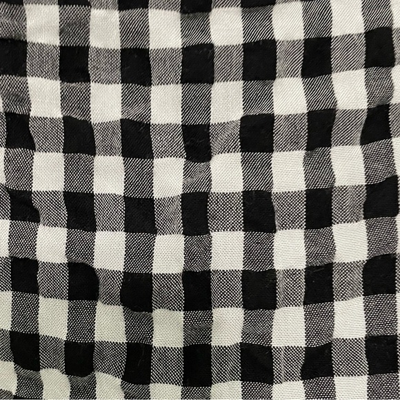 Such a fun crop top! Size M off the shoulder top. Black and white checkered. - Picture 3 of 8